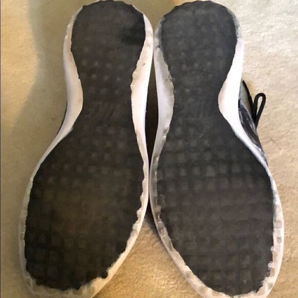 Nike Women’s Black/Grey Flowers Sneaker 8M - Picture 4 of 8